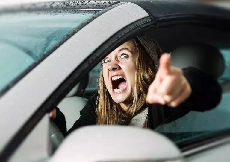 比酒驾还危险的九大开车行为：开夜车疲劳驾驶、服用安眠药、路怒